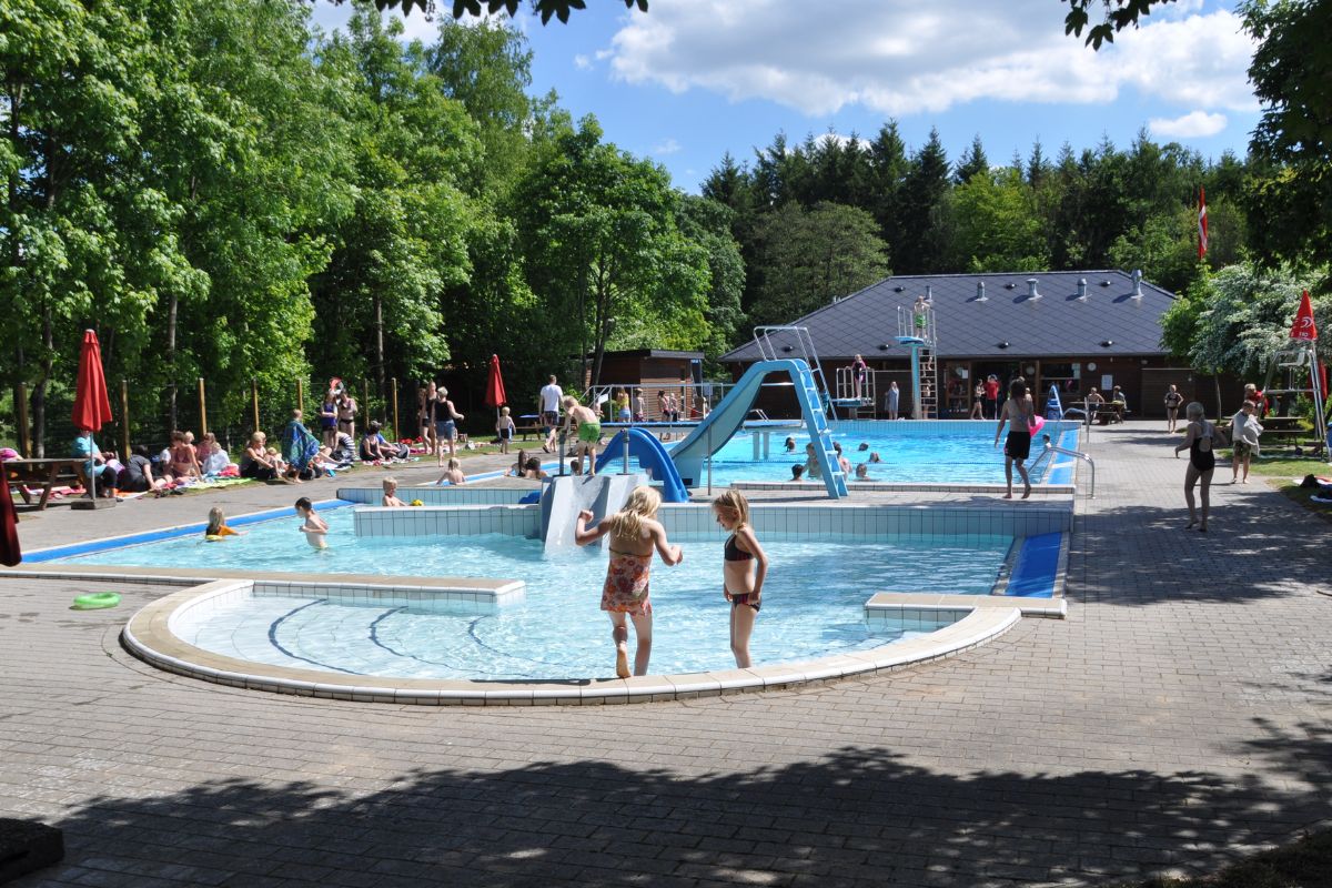Morud Friluftsbad på Nordfyn ligger smukt mellem skov og grønne områder.